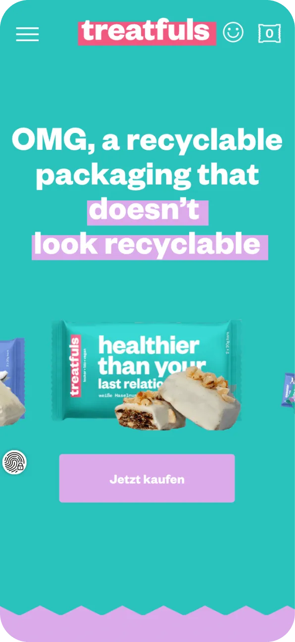 Webseitenbanner von Treatfuls mit der Hervorhebung der recycelbaren Verpackung, neben dem Snackriegel 'healthier than your last relationship'.