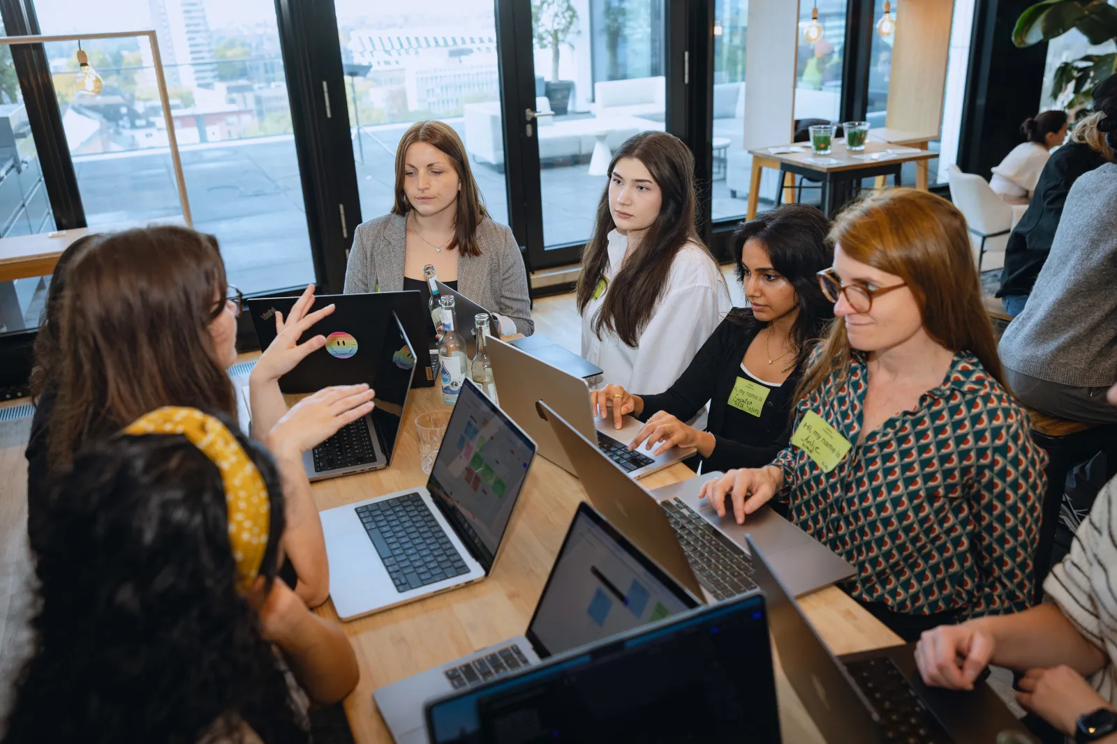Workshop-Szene beim Figma Maker Collective – Designer:innen arbeiten gemeinsam in Figma an Laptops, diskutieren Prompts und Prototypen.